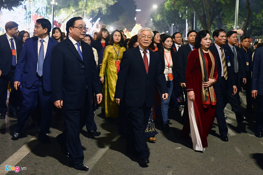 Tổng bí thư Nguyễn Phú Trọng chúc Tết người dân ở phố đi bộ